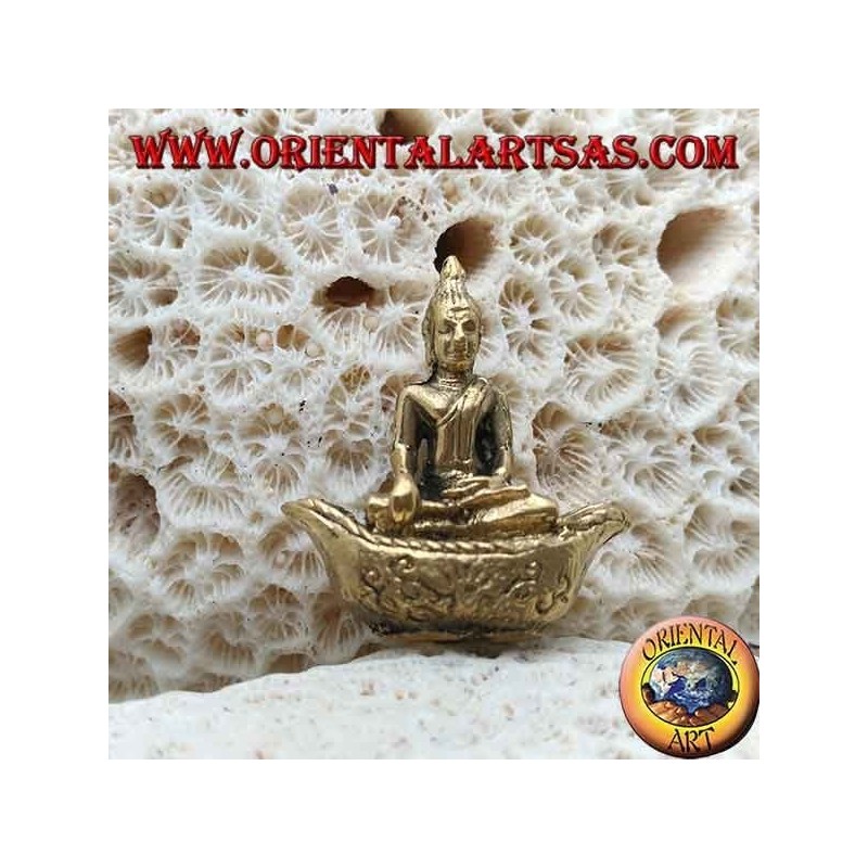 Sculpture de Bouddha "Bhumisparsha Mudra - Soumettre le démon Mara" sur le bateau en laiton (petit)