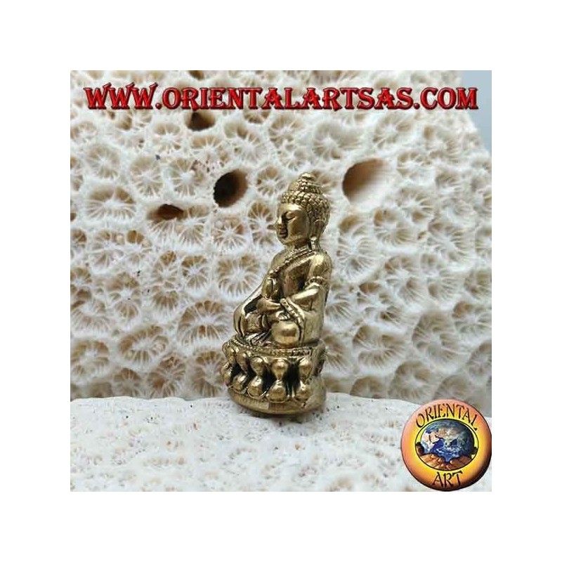 Escultura de Buda "Bhumisparsha Mudra - Sometiendo al demonio Mara" en la flor de loto de latón (pequeña)