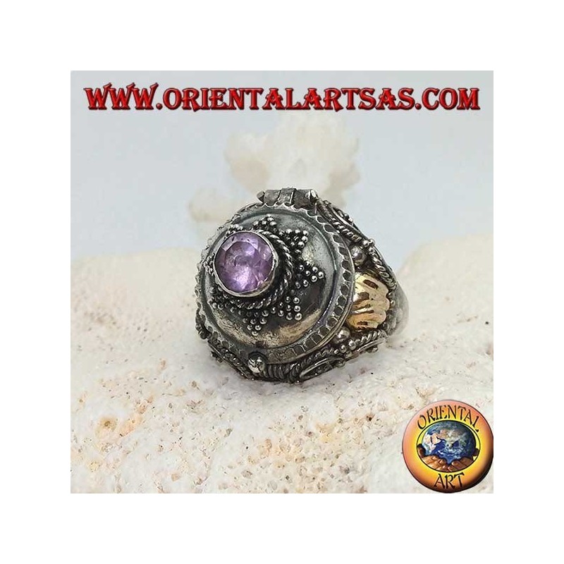 Bague en argent avec améthyste ronde sur étoile à huit branches et plaque en or sur les côtés