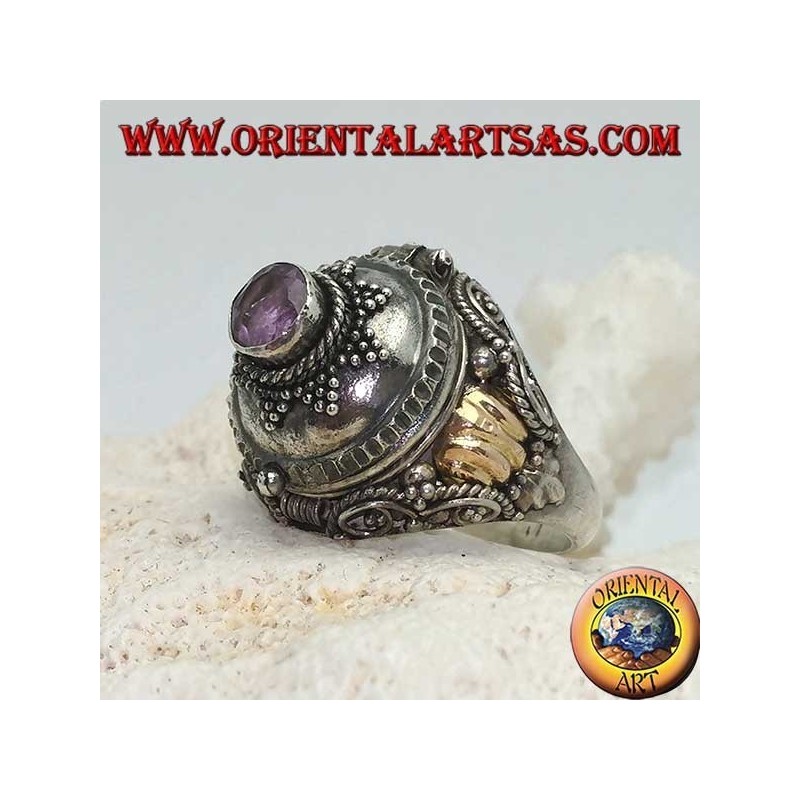 Silberner Boxring mit rundem Amethyst auf achtzackigem Stern und goldener Platte an den Seiten