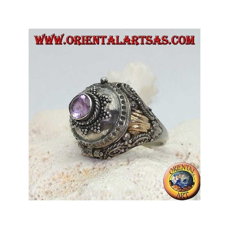 Silberner Boxring mit rundem Amethyst auf achtzackigem Stern und goldener Platte an den Seiten