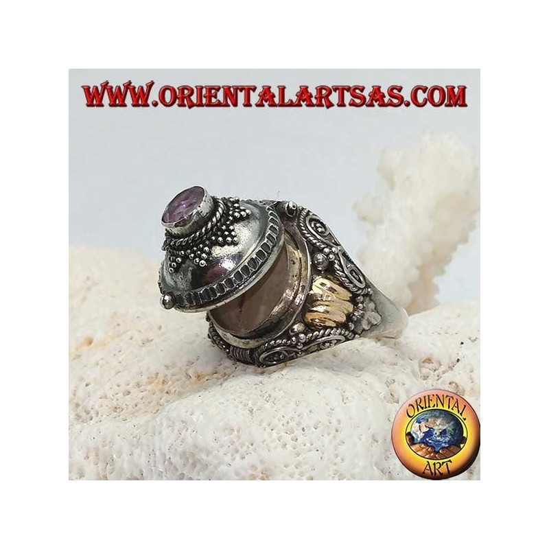 Silberner Boxring mit rundem Amethyst auf achtzackigem Stern und goldener Platte an den Seiten