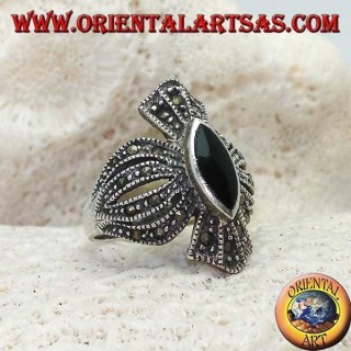 Bague en argent avec onyx navette sur une monture en croix arrondie parsemée de marcassite