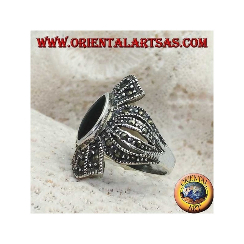Bague en argent avec onyx navette sur une monture en croix arrondie parsemée de marcassite