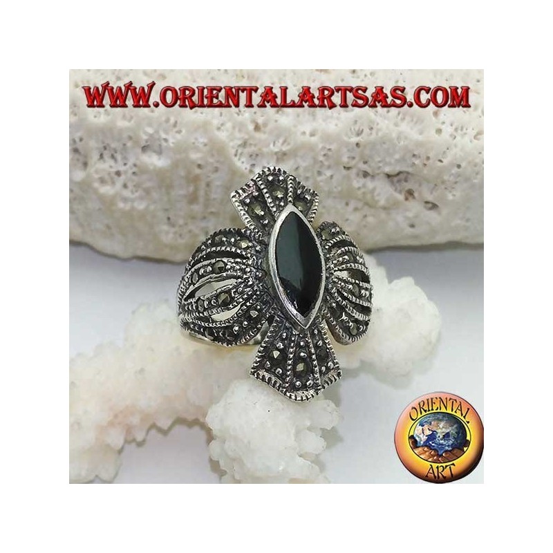 Bague en argent avec onyx navette sur une monture en croix arrondie parsemée de marcassite