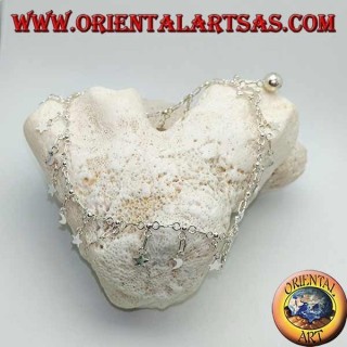 Tobillera plateada con estrellas y lunas colgantes alternas y una pequeña campana