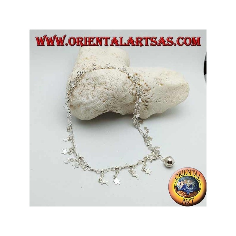 Tobillera plateada con estrellas y lunas colgantes alternas y una pequeña campana
