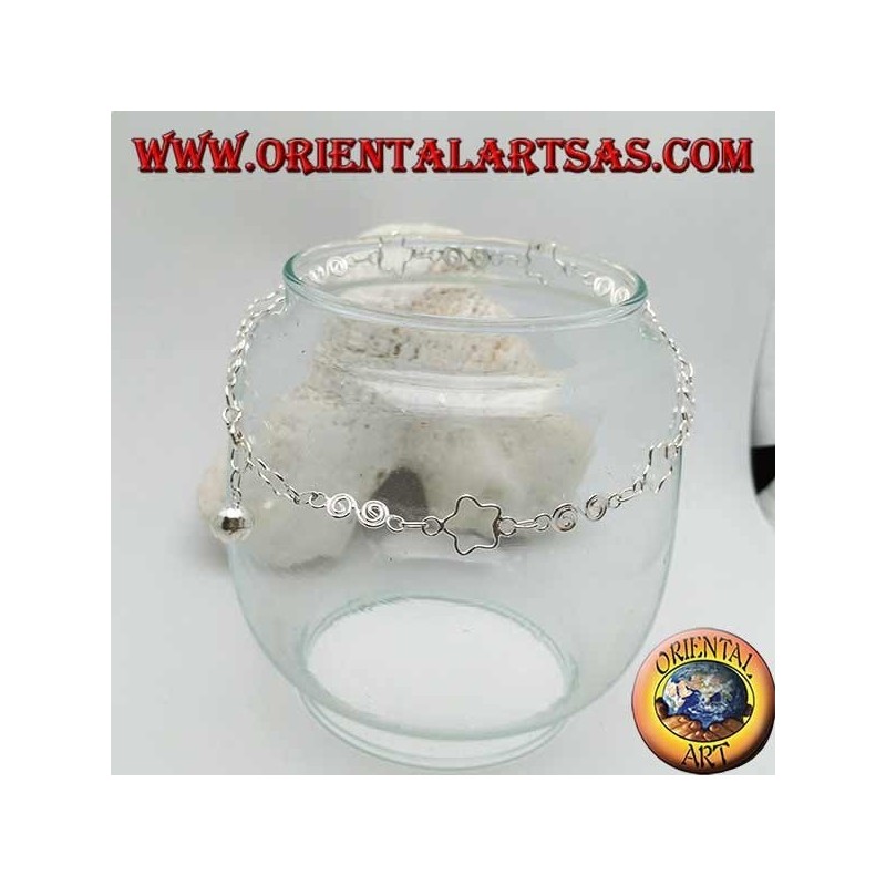 Tobillera plateada con estrellas caladas y espirales alternas y una campana