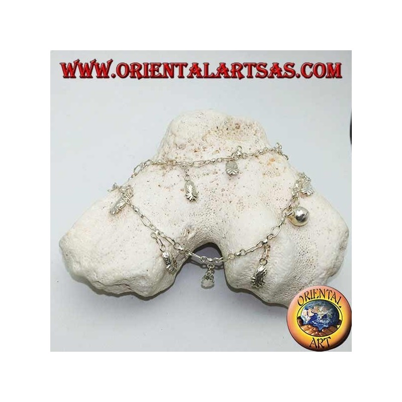 Tobillera plateada con piñas colgantes y una campana