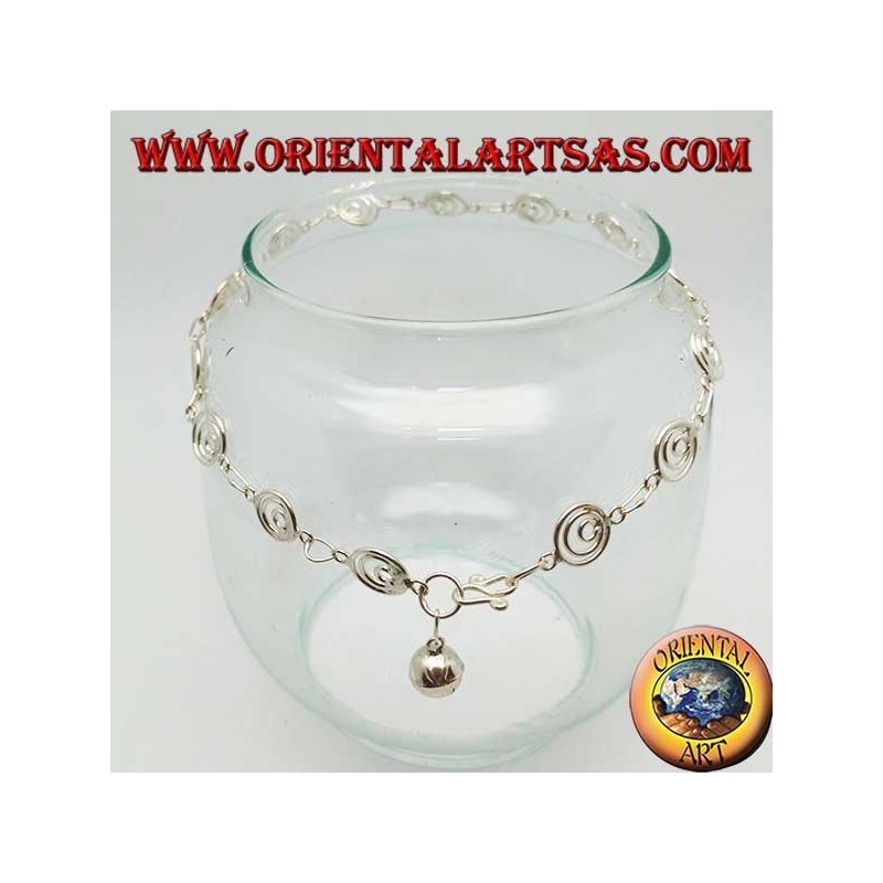 Tobillera plateada con malla de grandes espirales y campana