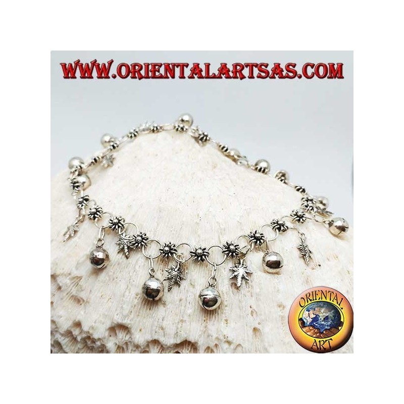 Bracelet de cheville en argent avec fleurs et feuilles de marijuana et alternance de cloches suspendues