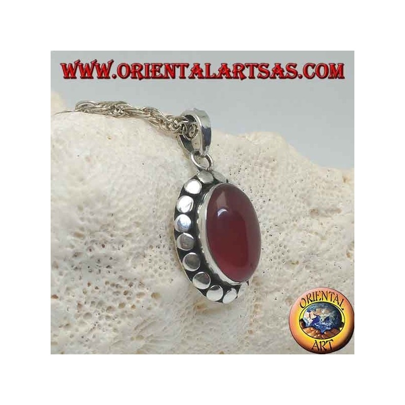 Pendentif en argent avec une cornaline cabochon ovale entourée de clous de disquette
