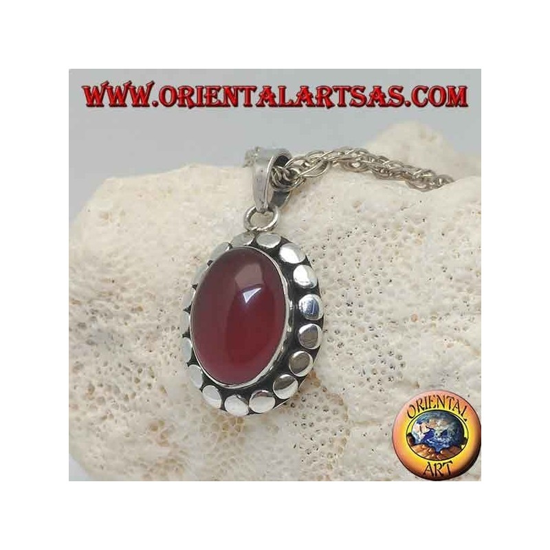 Silberanhänger mit ovalem Cabochon-Karneol, umgeben von Diskettennieten