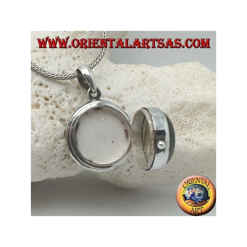 Silver pendant in photo box with round cabochon labradorite