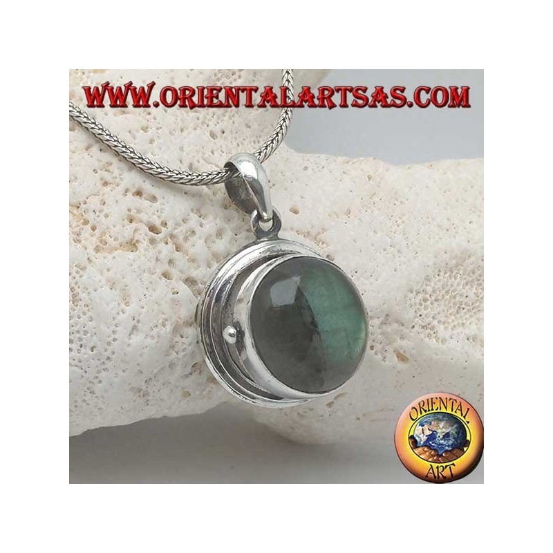 Silver pendant in photo box with round cabochon labradorite