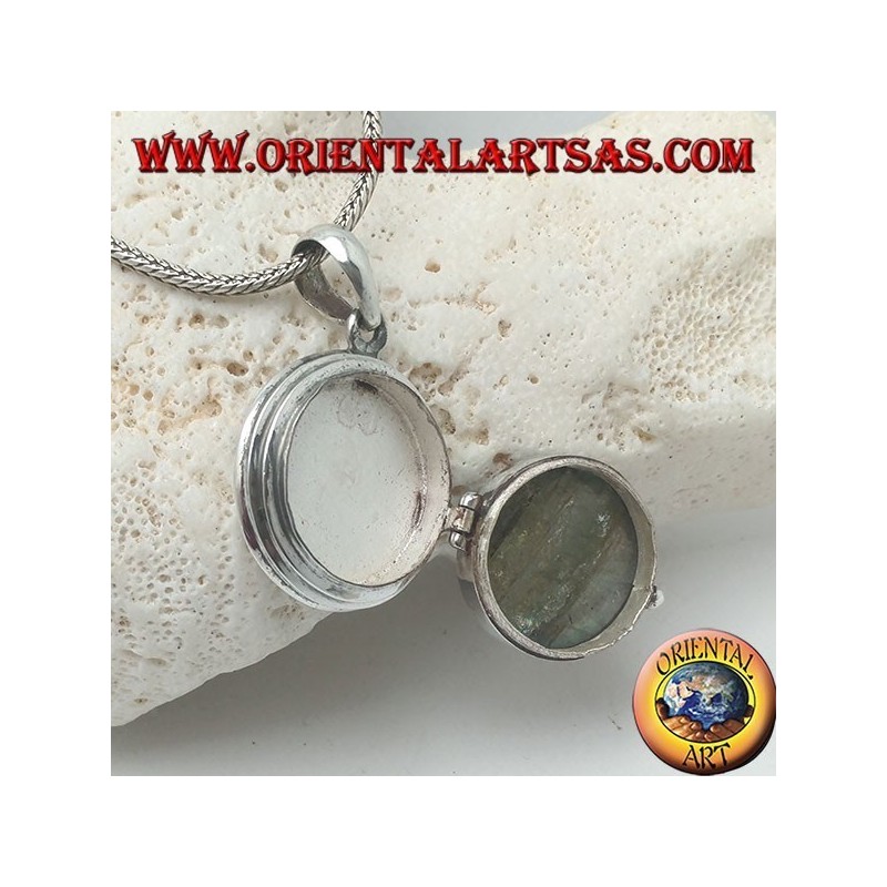 Pendentif en argent dans un cadre photo avec une labradorite cabochon ronde