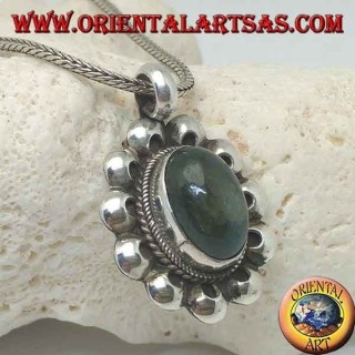 Silberanhänger mit ovalem Cabochon-Labradorit, umgeben von Interlacing und Lochscheiben