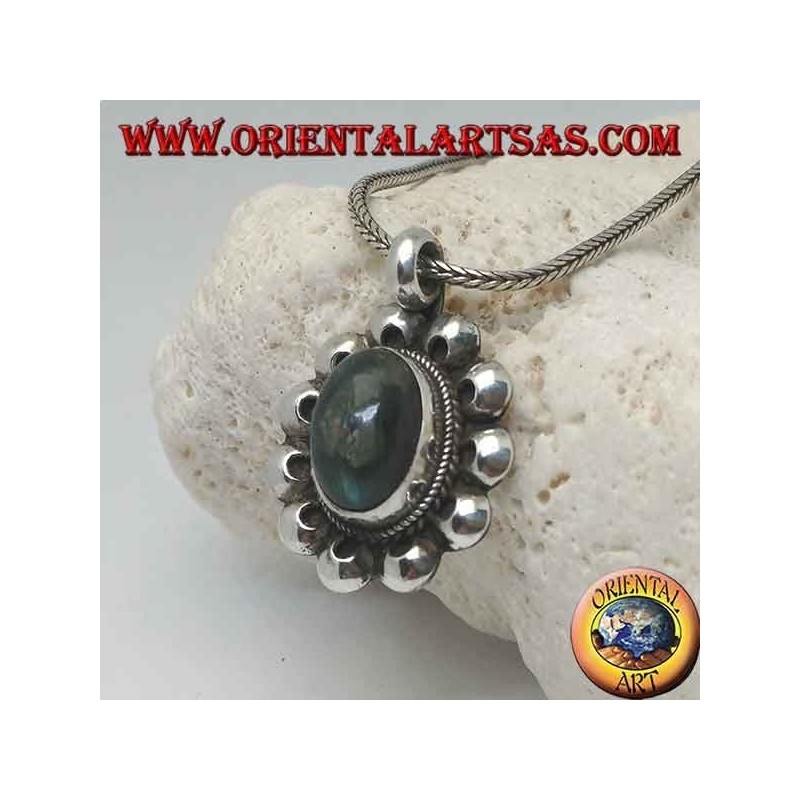 Ciondolo in argento con labradorite ovale a cabochon contornata da intreccio e dischetti traforati