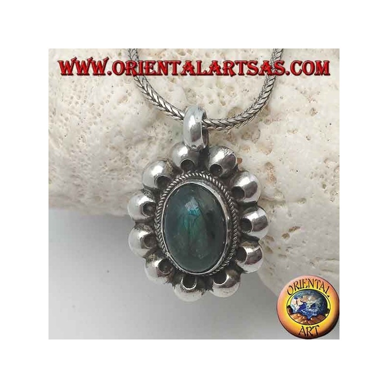 Silberanhänger mit ovalem Cabochon-Labradorit, umgeben von Interlacing und Lochscheiben