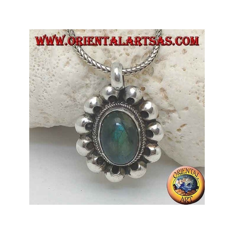 Ciondolo in argento con labradorite ovale a cabochon contornata da intreccio e dischetti traforati