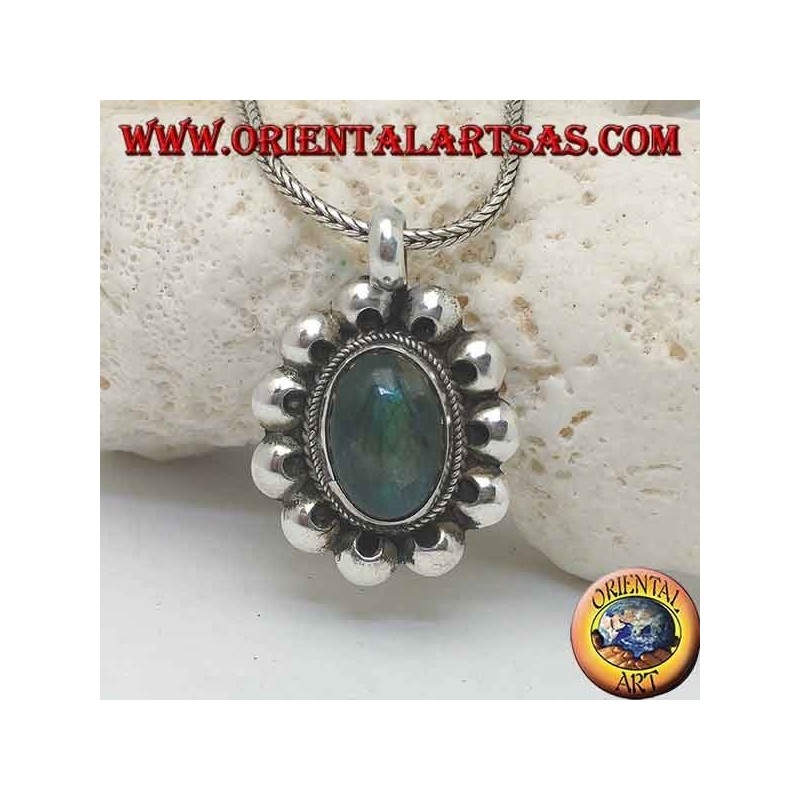 Silberanhänger mit ovalem Cabochon-Labradorit, umgeben von Interlacing und Lochscheiben