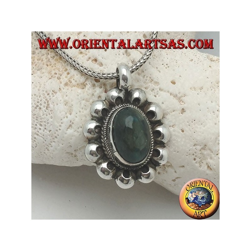 Ciondolo in argento con labradorite ovale a cabochon contornata da intreccio e dischetti traforati