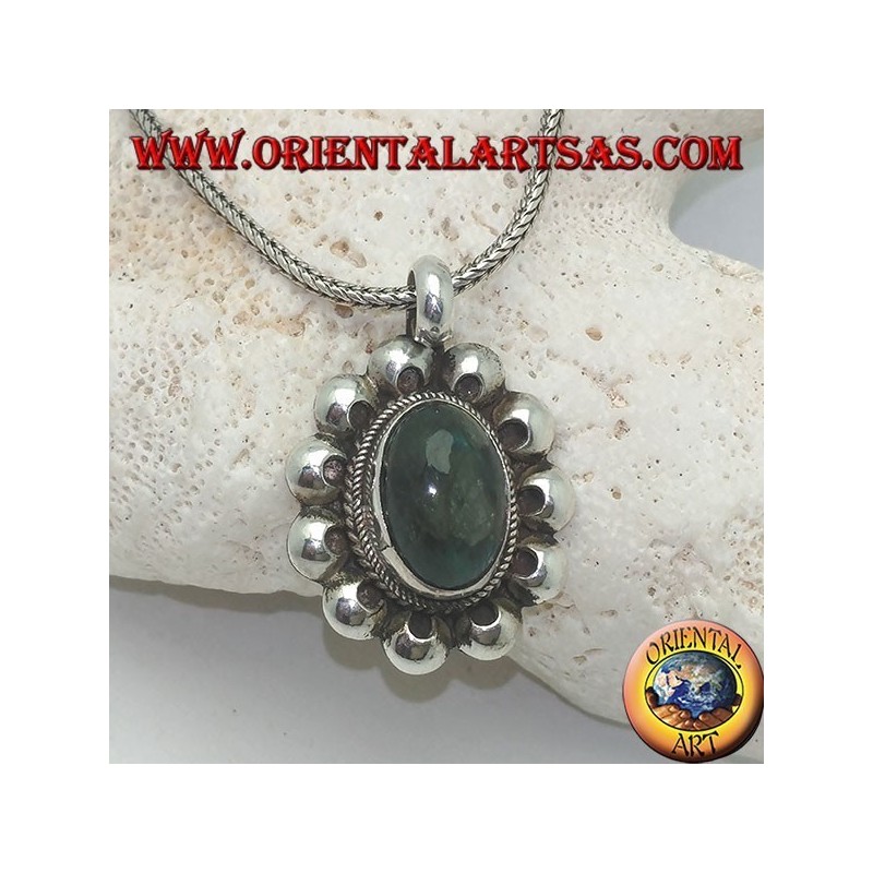 Silberanhänger mit ovalem Cabochon-Labradorit, umgeben von Interlacing und Lochscheiben