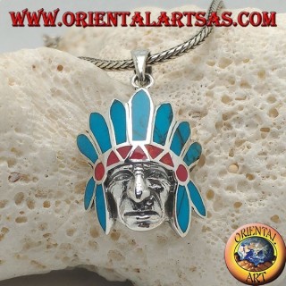 Colgante de plata, cabeza de un nativo americano de América con tocado de plumas con turquesas y corales.