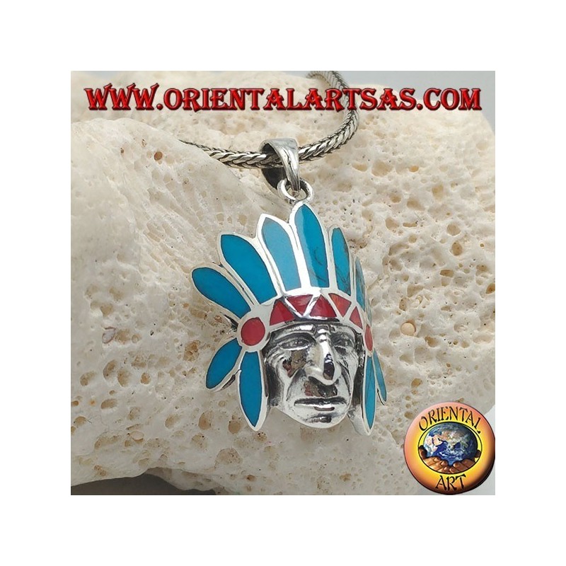 Colgante de plata, cabeza de un nativo americano de América con tocado de plumas con turquesas y corales.