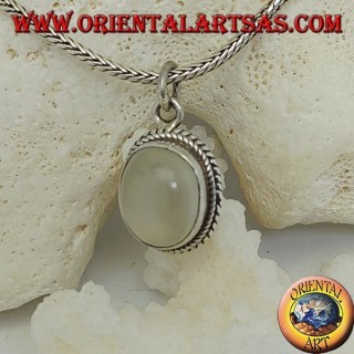 Colgante de plata con piedra lunar ovalada rodeada de tejidos sutiles
