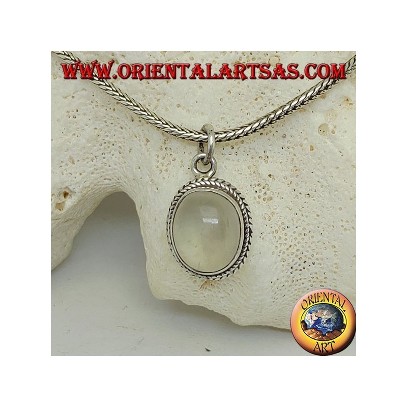 Colgante de plata con piedra lunar ovalada rodeada de tejidos sutiles