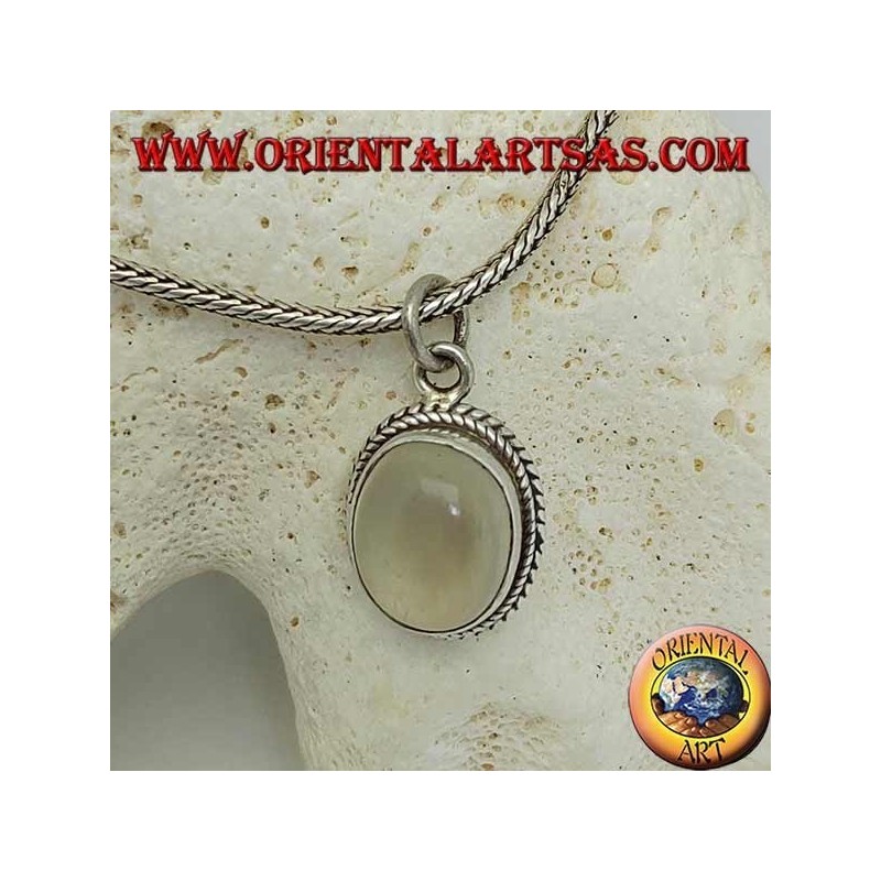 Pendentif en argent avec pierre de lune ovale entourée de tissages subtils