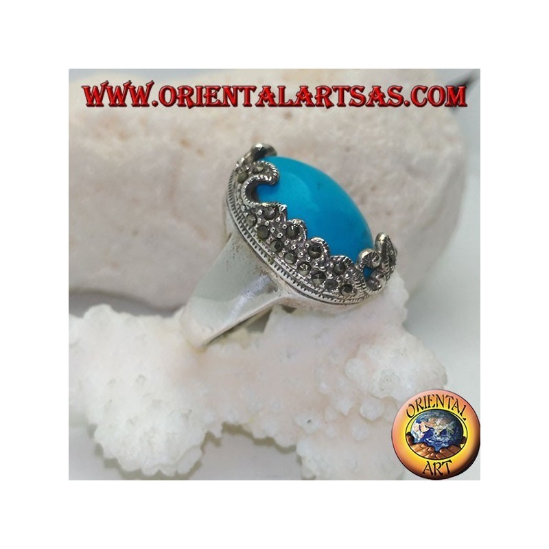 Anello in argento con turchese ovale a cabochon e decorazioni con marcassiti floreali su un solo lato