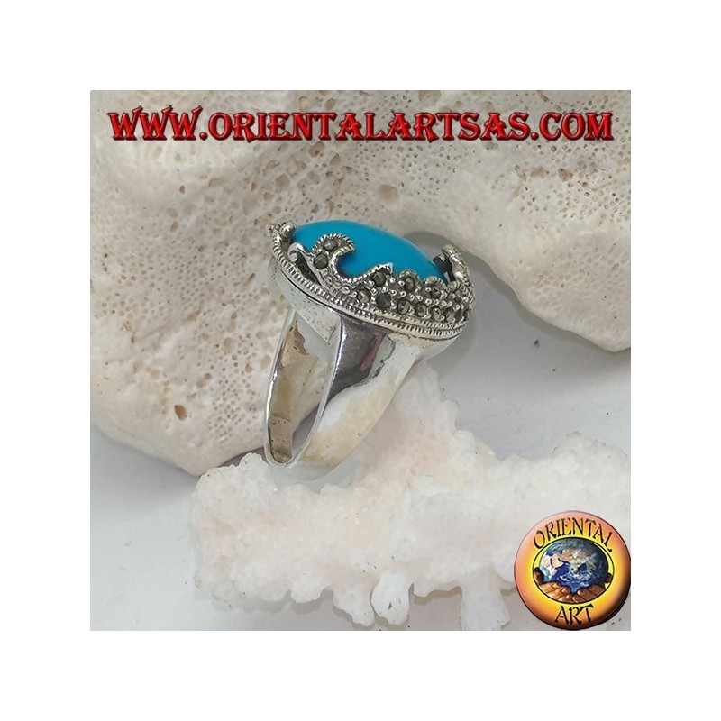 Anillo de plata con cabujón oval turquesa y decoraciones con marcasitas florales en un solo lado