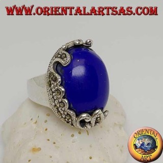Bague en argent avec sodalite cabochon ovale et décorations avec marcassites florales sur un côté seulement