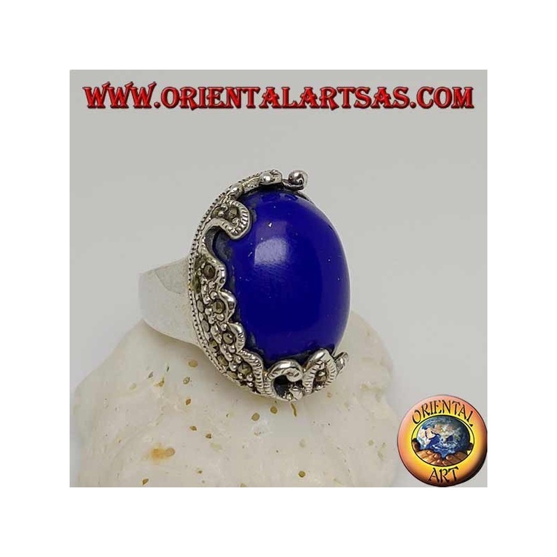 Anillo de plata con cabujón de sodalita ovalada y decoraciones con marcasitas florales en un solo lado