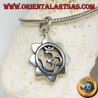 Pendentif en argent avec mantra hindou ॐ om dans la fleur de lotus
