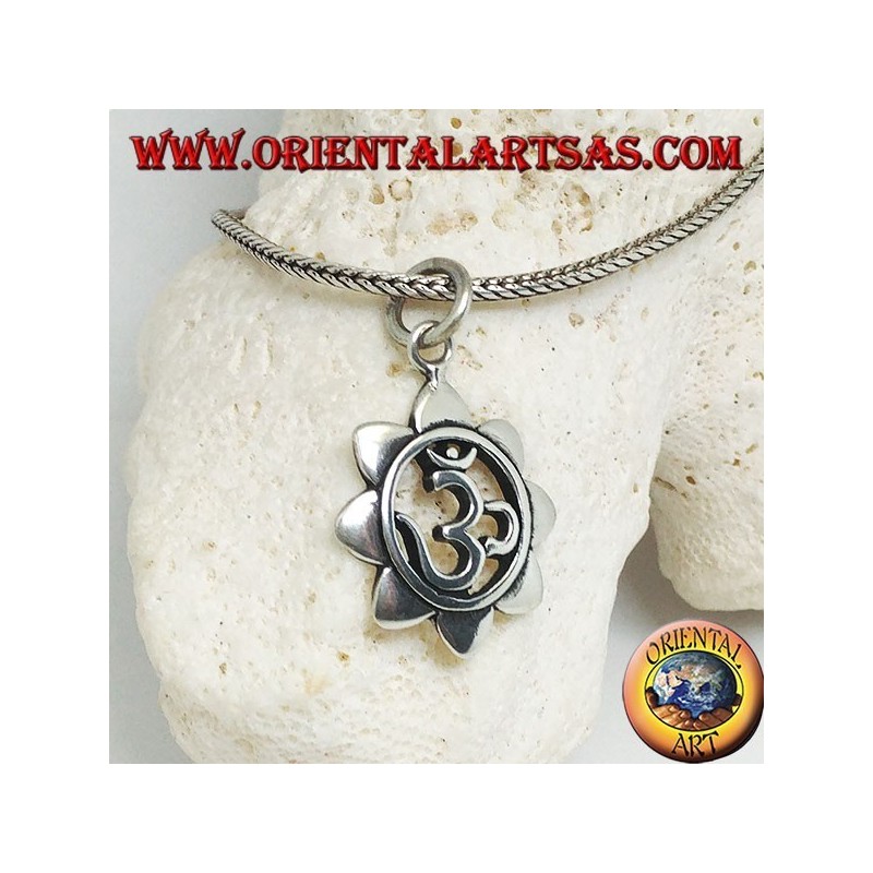 Pendentif en argent avec mantra hindou ॐ om dans la fleur de lotus