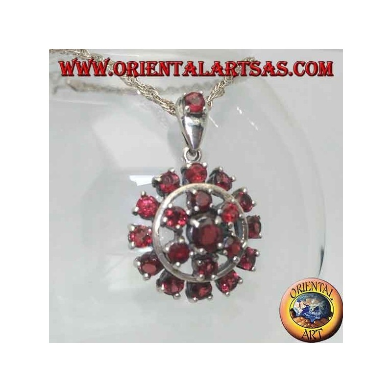 Pendentif rond en grenat argenté entouré d'une étoile à six branches et d'un cercle de grenats