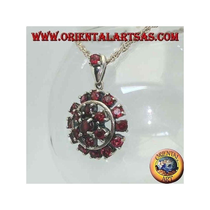 Pendentif rond en grenat argenté entouré d'une étoile à six branches et d'un cercle de grenats