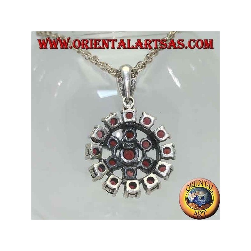 Pendentif rond en grenat argenté entouré d'une étoile à six branches et d'un cercle de grenats
