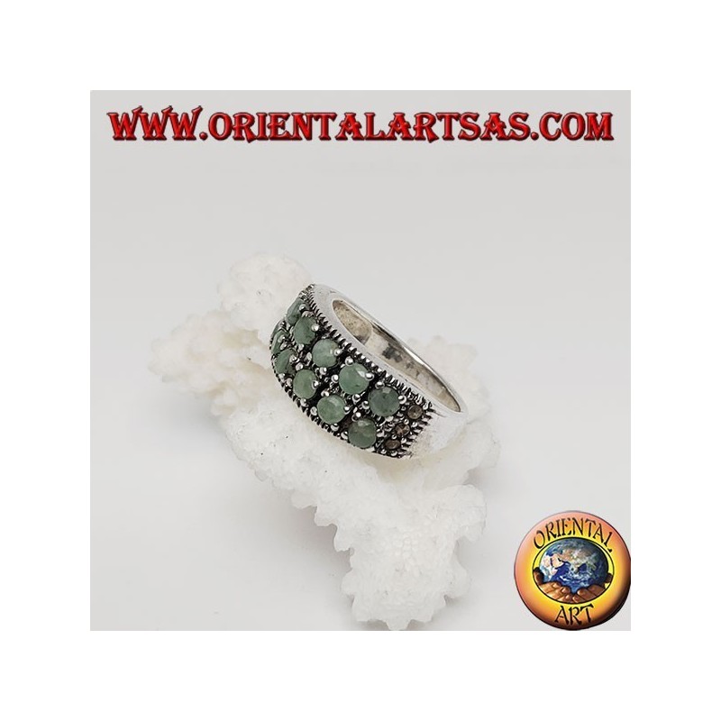 Anillo de plata con dos hileras de esmeraldas redondas y marcasita en los lados.