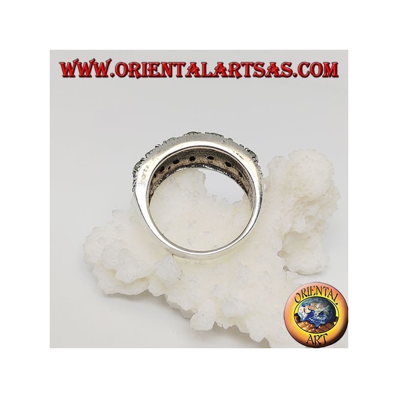 Anillo de plata con dos hileras de esmeraldas redondas y marcasita en los lados.
