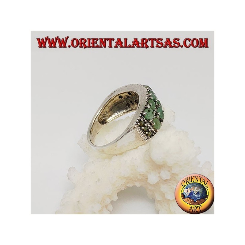 Bague en argent avec deux rangées d'émeraudes rondes et marcassite sur les côtés
