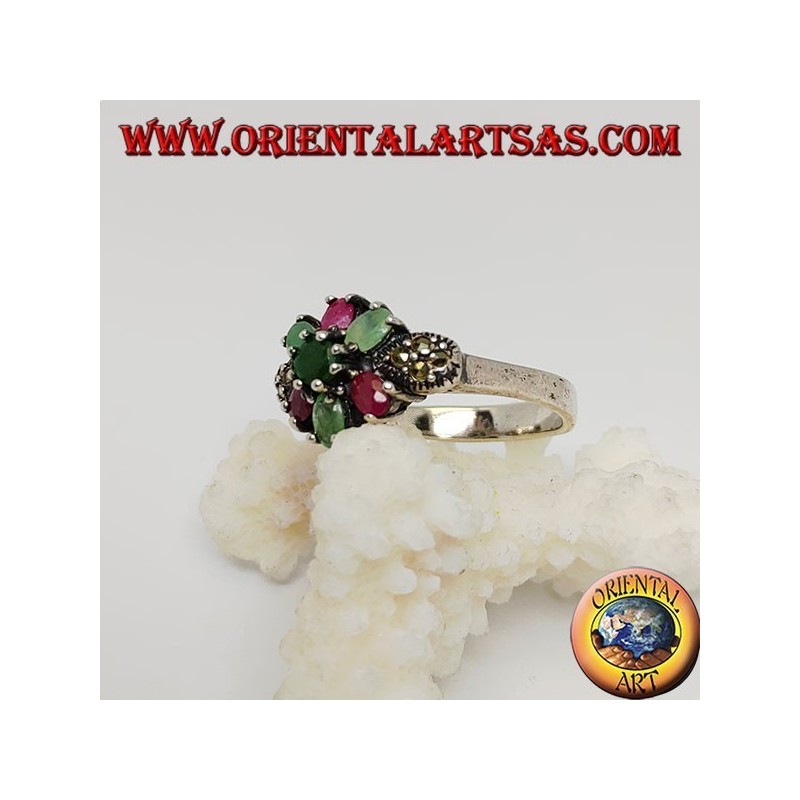 Bague fleur hexagonale en argent avec émeraudes et rubis naturels ronds sertis de narcassite sur les côtés