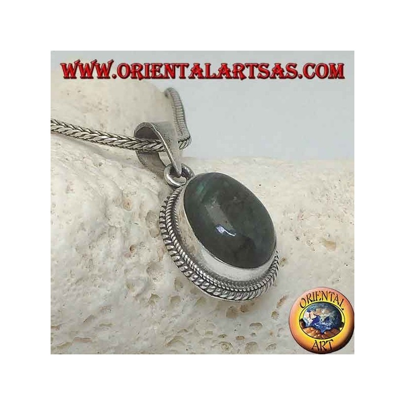 Silberanhänger mit ovalem Cabochon-Labradorit, umgeben von einem dünnen Gewebe