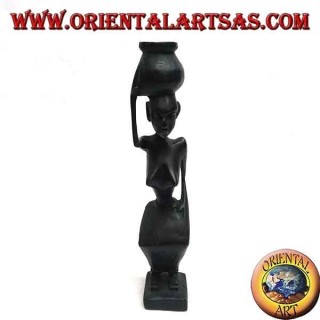 Escultura de una mujer hidrófora (portador de agua) en madera de ébano.