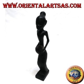 Escultura de una mujer que recoge agua (portador de agua) con una olla de madera de ébano en su regazo