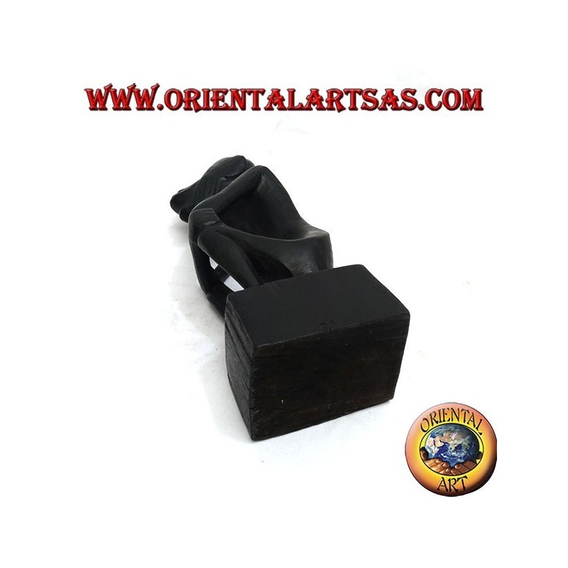 Scultura di un pensatore seduto con le gambe piegate in legno di ebano