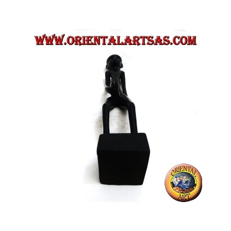 Escultura de un hombre que se masturba de pie en madera de ébano.